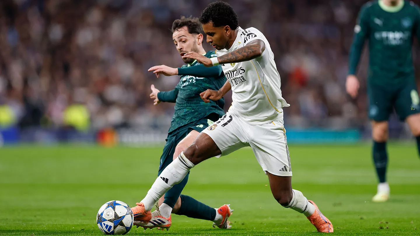 Autor do gol do Real Madrid na partida, Rodrygo é marcado por Bernardo Silva, do Manchester City. Foto: María Jiménez, Pedro Castillo, Antonio Villalba e Helios de la Rubia/Real Madrid