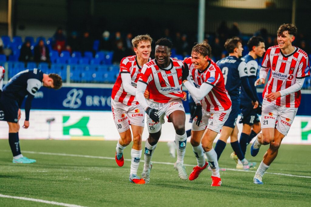 Abubacarr Kinteh sai para comemorar com os companheiros o gol marcado. Foto: Tromsø IL/Reprodução.