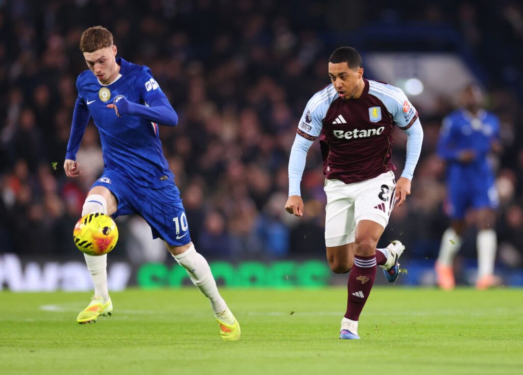Tielemans vai ao combate de Cole Palmer. Foto: Divulgação / Aston Villa FC.