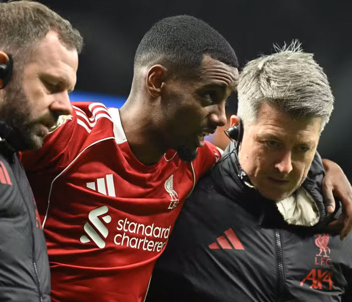 Isak é carregado pelos médicos do Liverpool. Foto: Justin Tallis / AFP