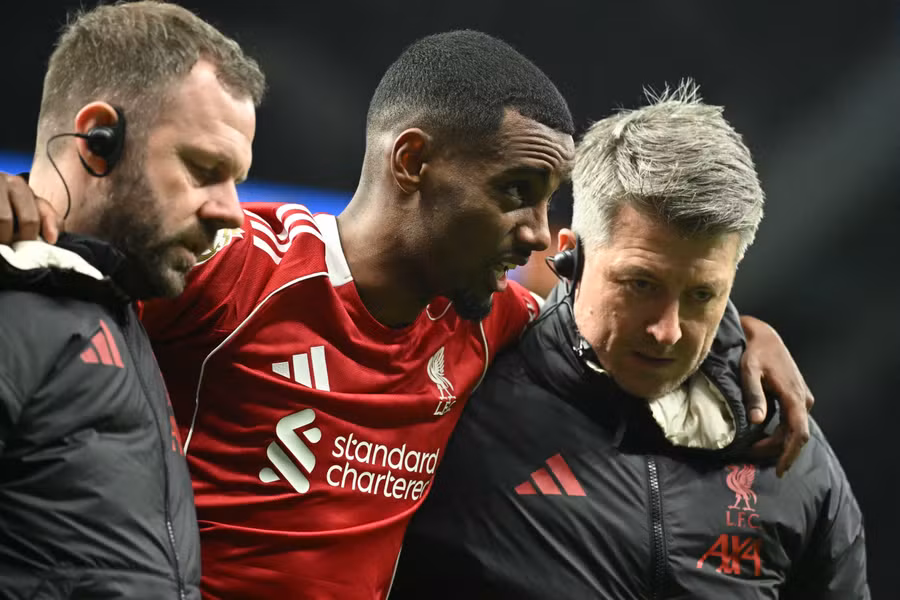 Isak é carregado pelos médicos do Liverpool. Foto: Justin Tallis / AFP