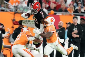 Falcons vence.