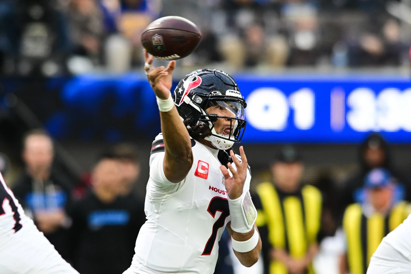 Texans vence Chargers.