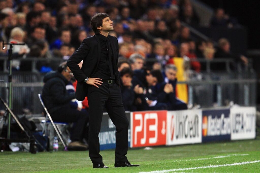 Em Gelsenkirchen, Leonardo não deixa escapar o semblante de preocupação diante da situação de desvantagem da Inter no placar. Foto:  Alex Grimm/Bongarts/Getty Images
