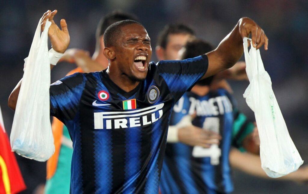 Samuel Eto'o faz provocação a Rafa Benítez. Foto: Karim Sahib/AFP via Getty Images
