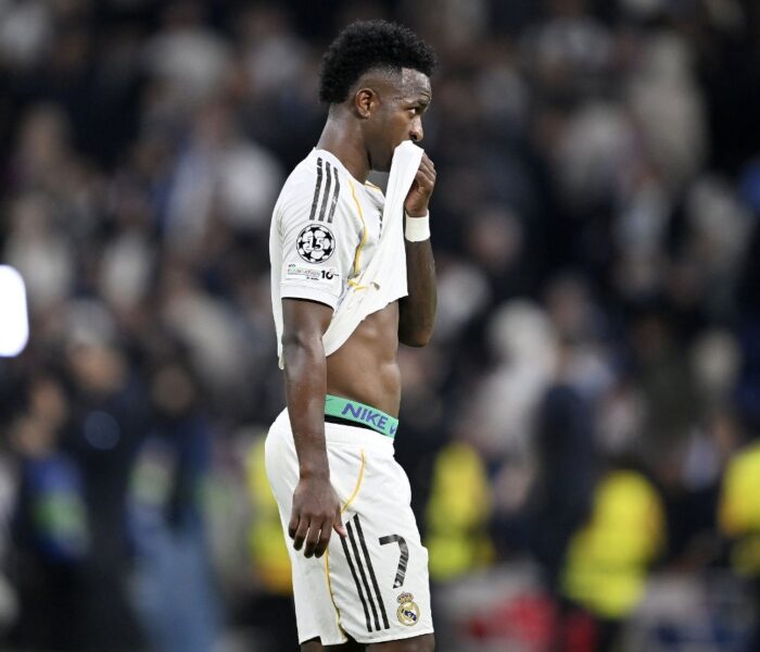 Vinicius Junior lamenta a derrota do Real Madrid para o Manchester City. Foto: Burak Akbulut/Anadolu Agency via Getty Images