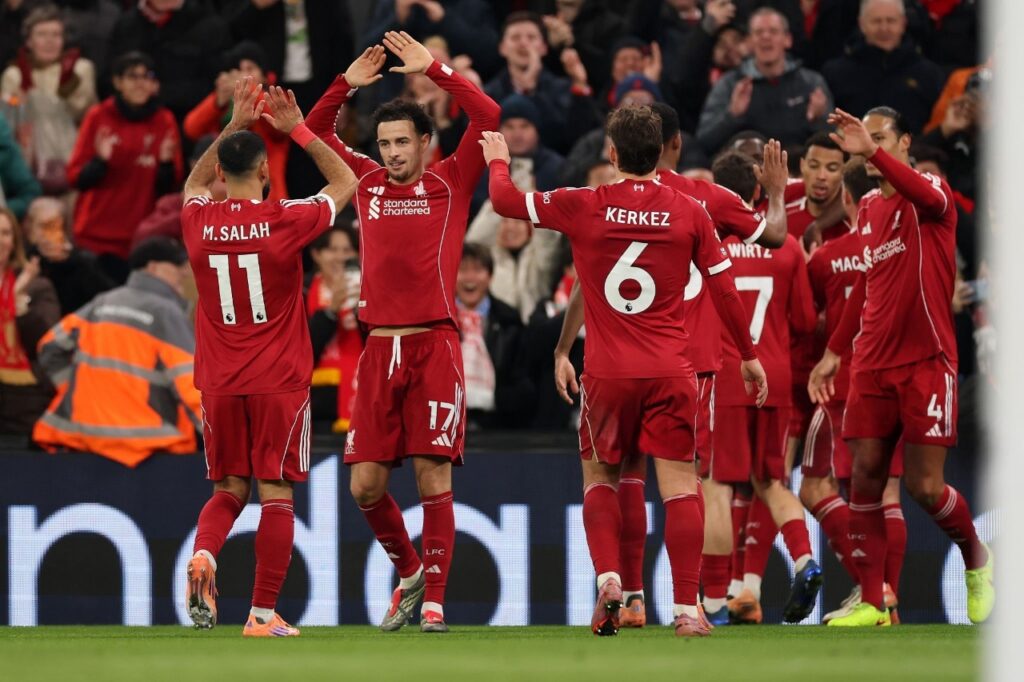 Ekitiké agradece Salah pela assistência, no segundo gol do Liverpool sobre o Brighton. Foto: Carl Recine/Getty Images