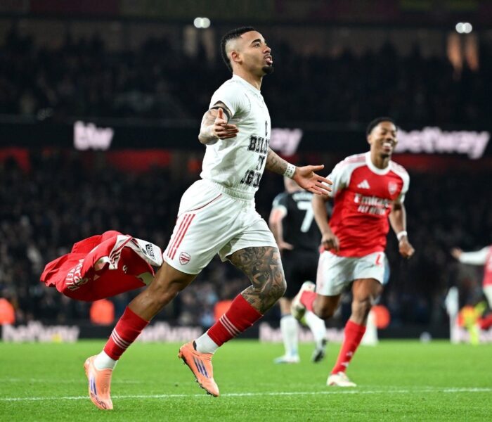 Gabriel Jesus comemora exibindo uma camiseta com a escrita "I belong to Jesus". Foto: Stuart MacFarlane/Arsenal FC via Getty Images