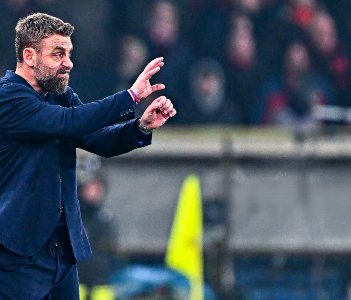 Técnico do Genoa, De Rossi orienta seus jogadores à beira do campo. Foto: Simone Arveda/Getty Images