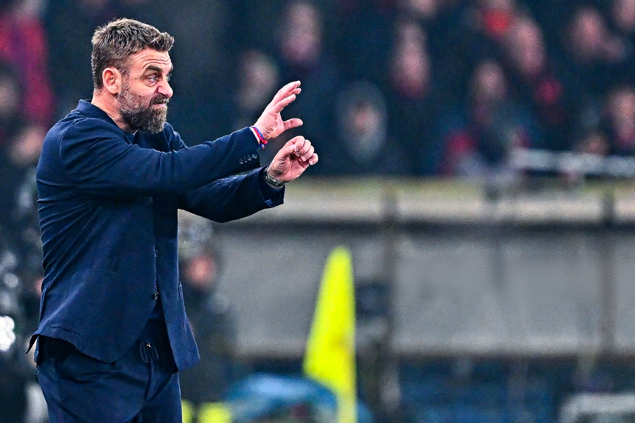 Técnico do Genoa, De Rossi orienta seus jogadores à beira do campo. Foto: Simone Arveda/Getty Images
