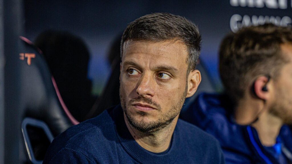 Martin Anselmi no banco de reservas do Porto. Foto: Rui Pereira/Bola na Rede