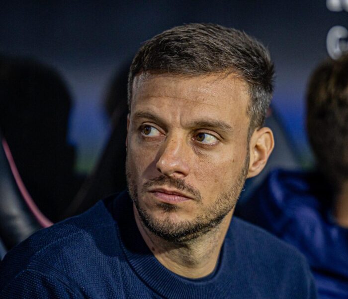 Martin Anselmi no banco de reservas do Porto. Foto: Rui Pereira/Bola na Rede