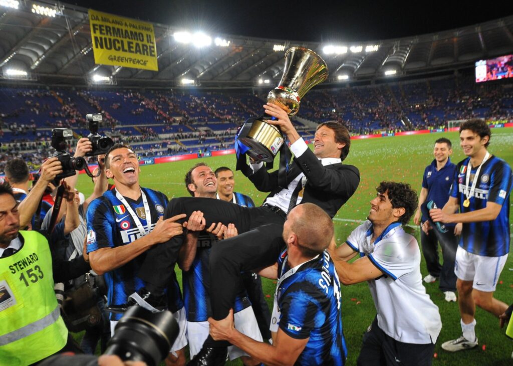 Jogadores da Inter de Milão jogam Leonardo para o alto na comemoração. Foto: Andreas Solaro/AFP via Getty Images