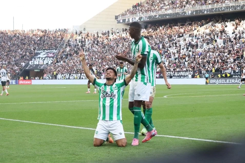 Babi e Edison Negueba comemoram o gol de empate do Juventude, fora de casa. Foto: Foto: Giuliano Rodrigues/Pera Photo Press — Reprodução.