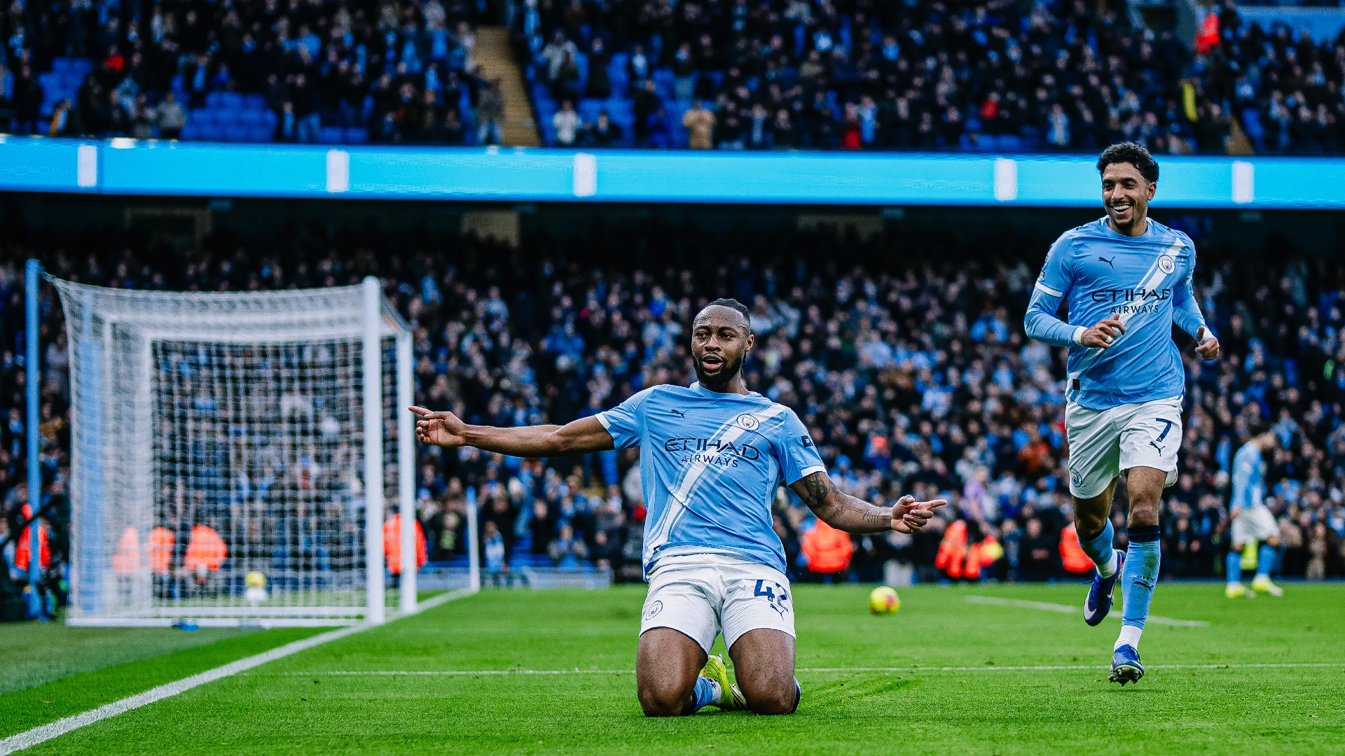 Atacantes do City, Semenyo e Marmoush comemoram. Foto: Divulgação/Manchester City.