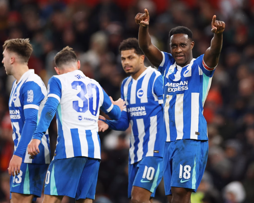Welbeck comemora junto de seus companheiros. Foto: Jan Kruger/Getty Images.