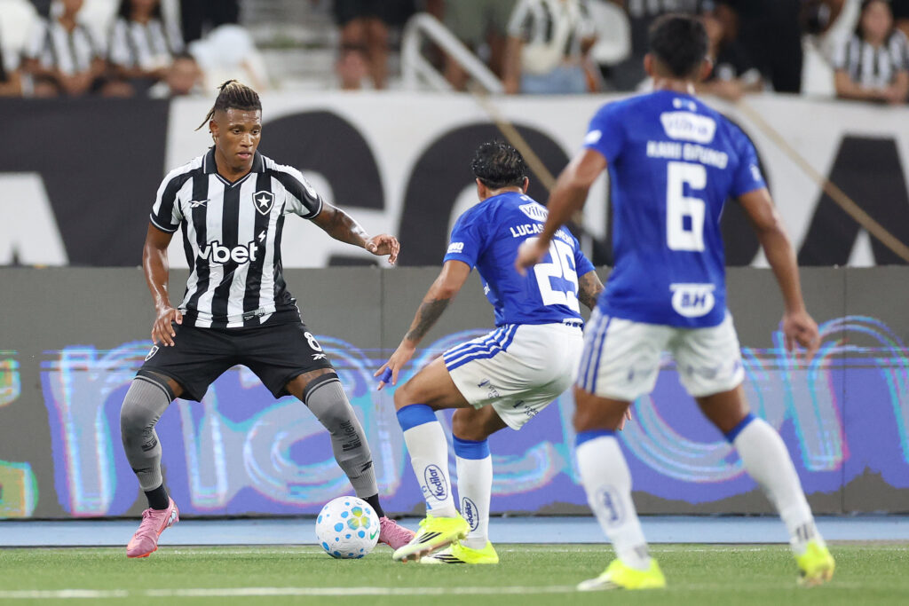 Danilo é marcado por Lucas Romero e Kaiki. Foto: Vítor Silva/Botafogo.