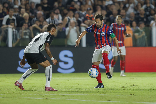 Éverton Ribeiro, do Bahia, domina a bola durante jogo contra o Corinthians