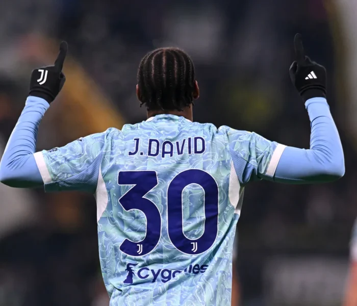 Jonathan David comemora o gol apontando os dedos para o céu. Foto: Getty Images