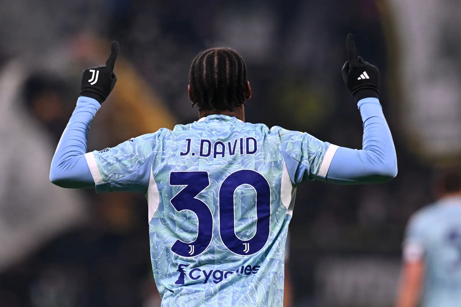 Jonathan David comemora o gol apontando os dedos para o céu. Foto: Getty Images