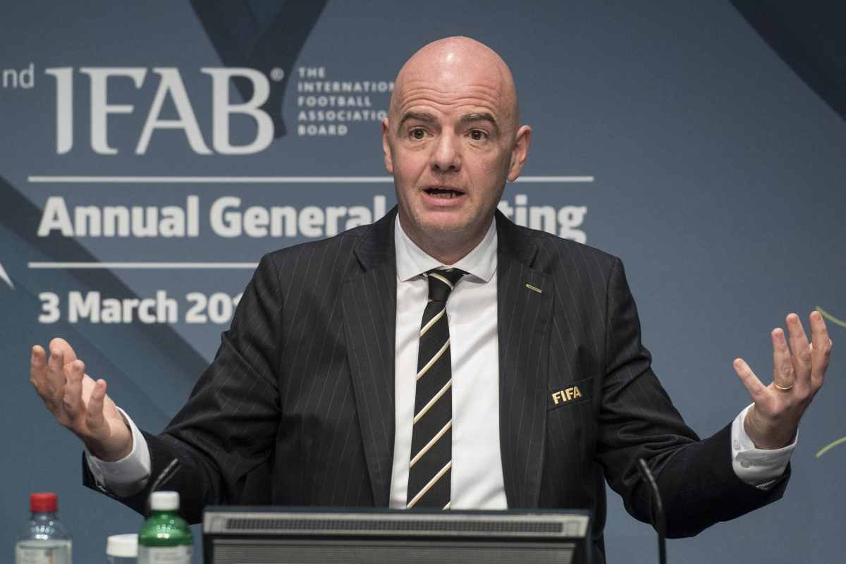 Gianni Infantino discursa na simpósio da IFAB. Foto: Reprodução/SpazioNapoli