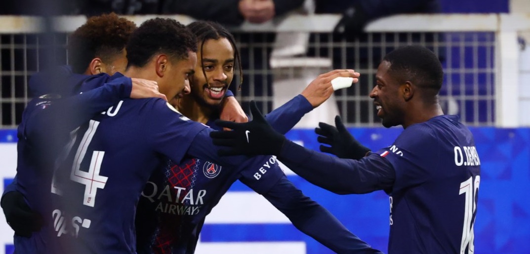 PSG vence Auxerre com gol de Barcola