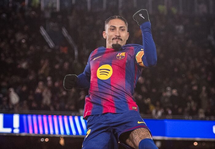 Raphinha marca para o Barcelona em jogo de Champions League