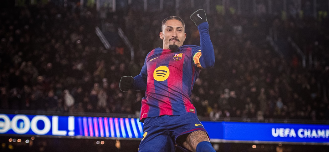 Raphinha marca para o Barcelona em jogo de Champions League
