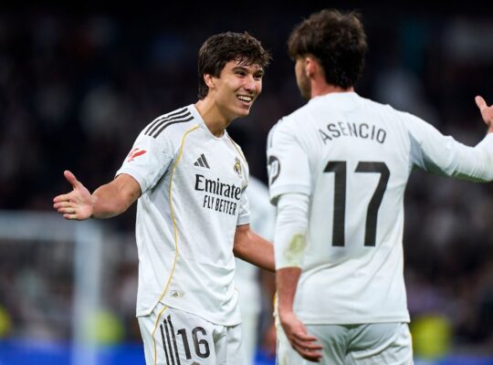 Gonzalo García e Raul Asencio se cumprimentam. Foto: Diego Souto/Getty Images.