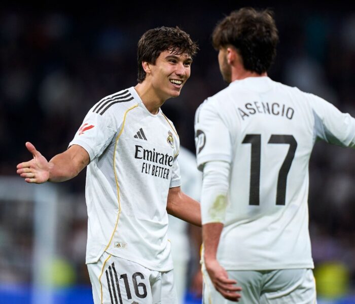Gonzalo García e Raul Asencio se cumprimentam. Foto: Diego Souto/Getty Images.