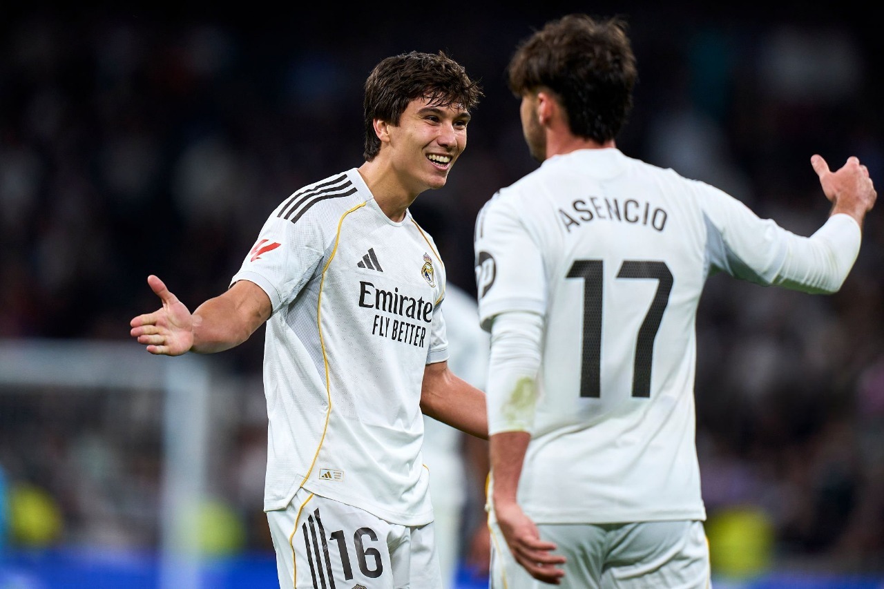 Gonzalo García e Raul Asencio se cumprimentam. Foto: Diego Souto/Getty Images.