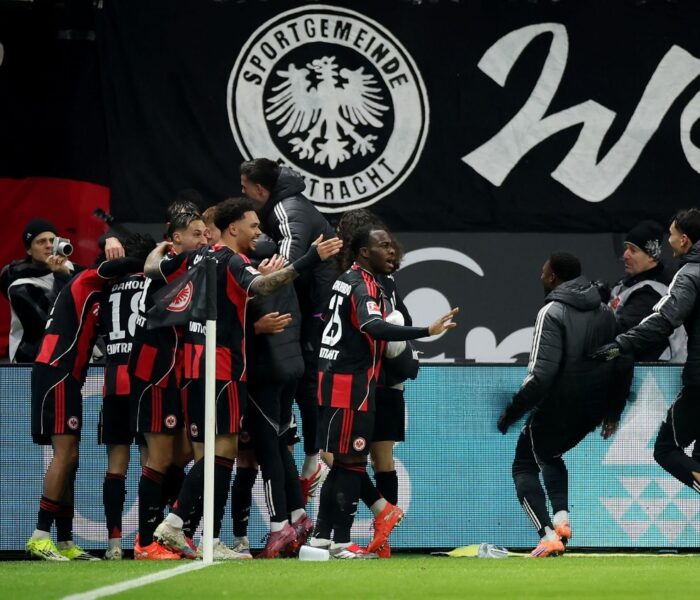 Jogadores do Frankfurt se juntam para comemorar com Dahoud. Foto: Alex Grimm/Getty Images.