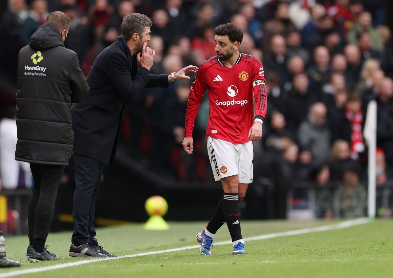 Bruno Fernandes e Michael Carrick, Manchester United. Foto: Carl Recine/Getty Images