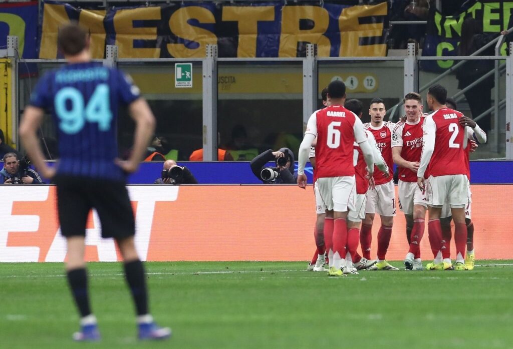 Jogadores do Arsenal comemoram. Foto: Marco Luzzani/Getty Images