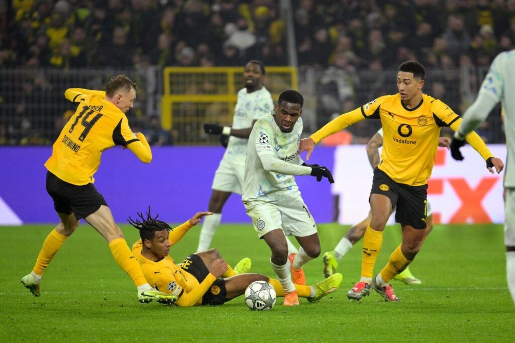 Mané, Beier e Bellingham tentam desarmar Bonny. Foto:  Sascha Schuermann/AFP