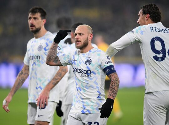 Autor do primeiro gol da Inter, Dimarco comemora o gol. Foto: Stuart Franklin/Getty Images