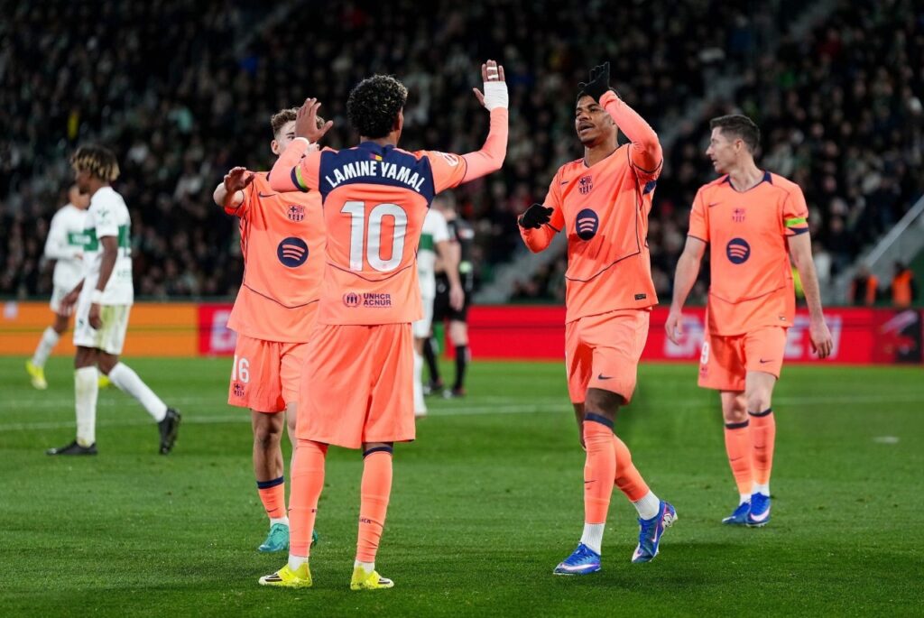 Lamine Yamal celebra com os companheiros o gol do Barcelona. Foto: Ángel Martínez/Getty Images