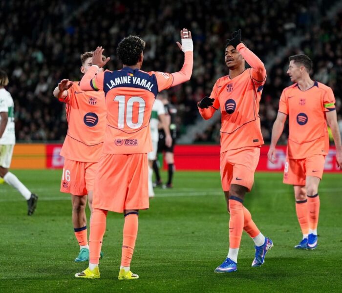Lamine Yamal celebra com os companheiros o gol do Barcelona. Foto: Ángel Martínez/Getty Images