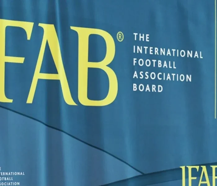 Logo oficial da IFAB. Foto: Reprodução/Directv Sports.