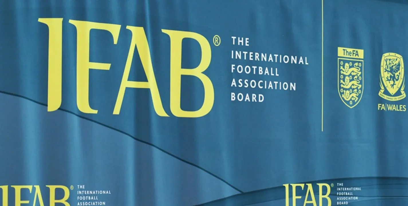 Logo oficial da IFAB. Foto: Reprodução/Directv Sports.