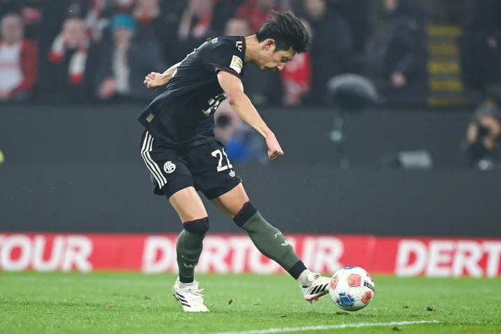 Hiroki Ito foi parado por Schwäbe no primeiro tempo. Foto: IMAGO/Teresa Kroeger/M.i.S.