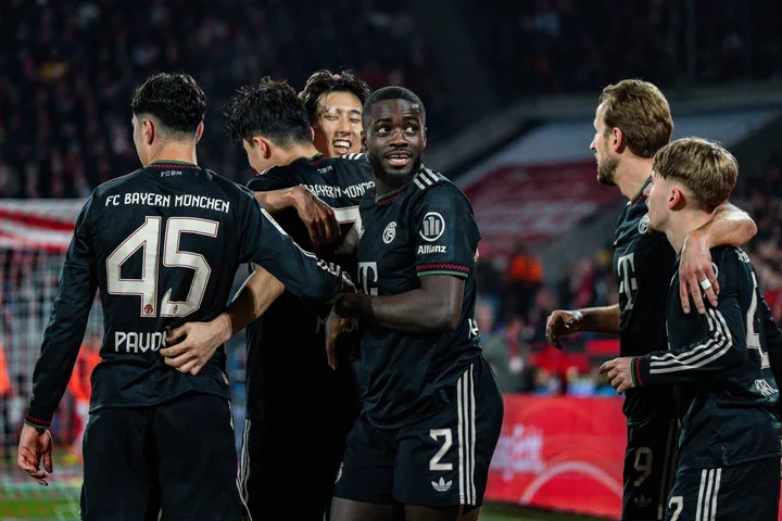Jogadores do Bayern comemoram a virada. Foto: IMAGO/Bahho Kara.