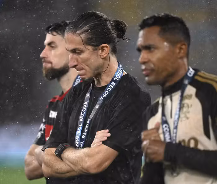 Técnico Filipe Luís e jogadores do Flamengo visivelmente abalados. Foto: Mauro Pimentel/AFP.
