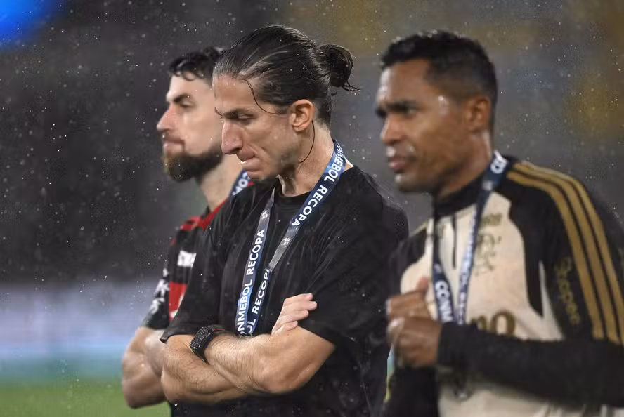 Técnico Filipe Luís e jogadores do Flamengo visivelmente abalados. Foto: Mauro Pimentel/AFP.