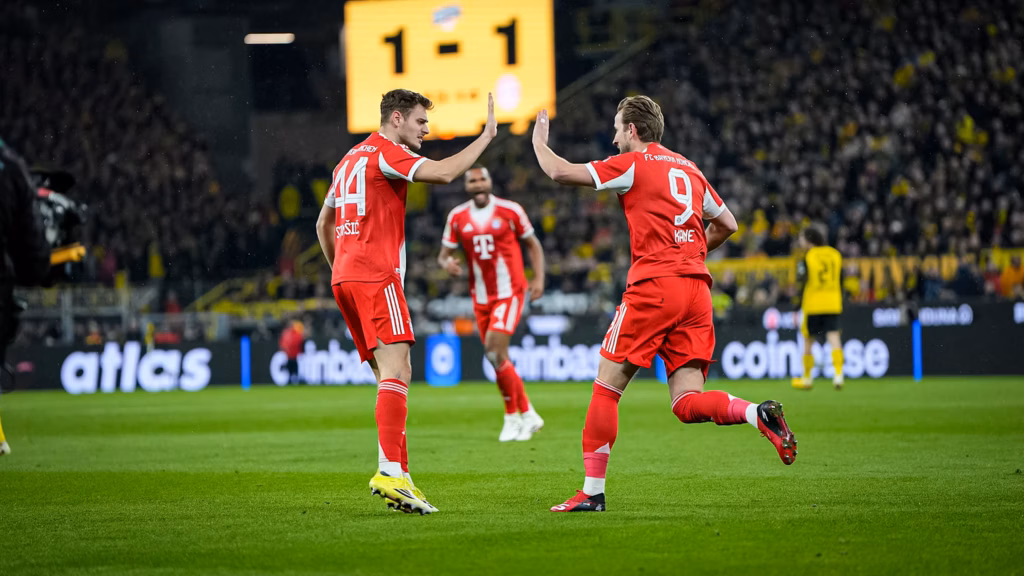 Kane comemora o gol de empate com Stanisic. Foto: Divulgação/FC Bayern