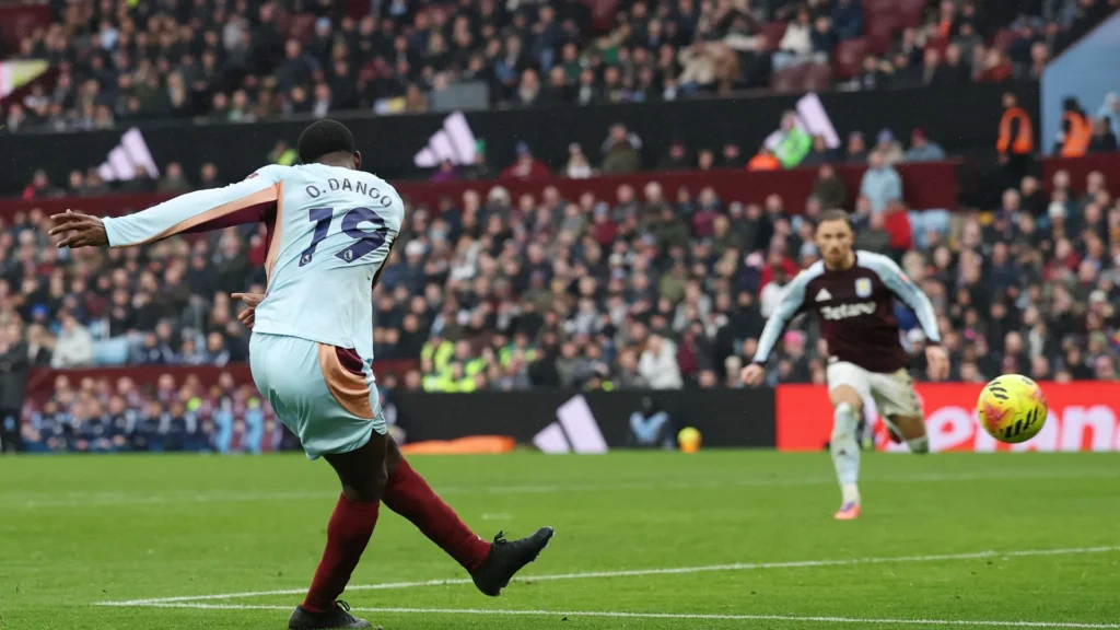 Dango Ouattara, autor do gol do Brentford contra o Aston Villa, em Villa Park. Foto: Reprodução/Premier League.