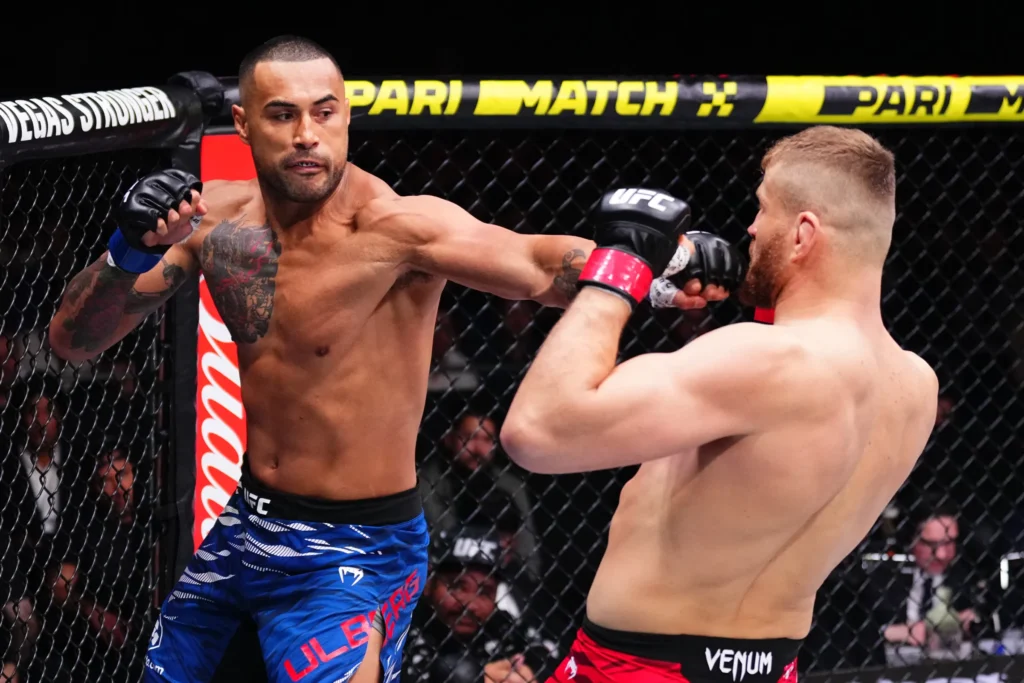Carlos Ulberg conseguiu a maior vitória de sua carreira diante do ex-campeão Jan Blachowicz