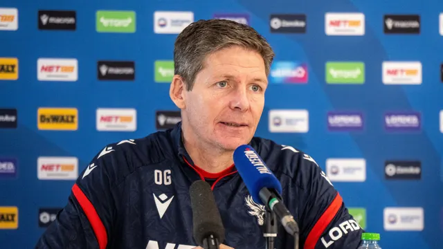Oliver Glasner em entrevista coletiva. Foto: Divulgação/Crystal Palace
