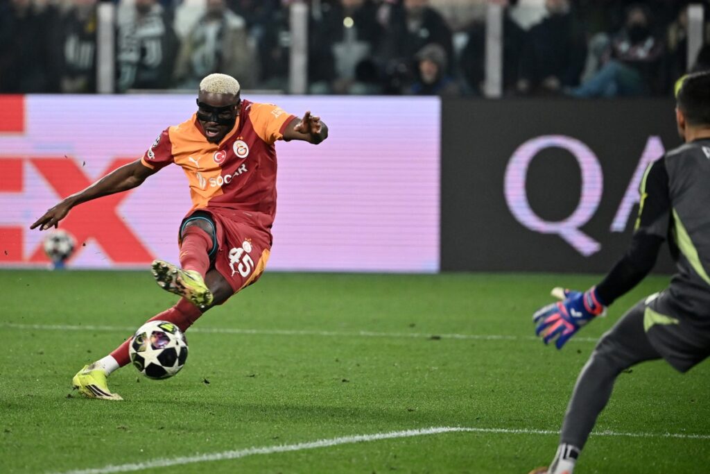 Goleiro substituto da Juventus, Perin não consegue defender o chute de Osimhen, do Galatasaray. Foto: Divulgação/Galatasaray