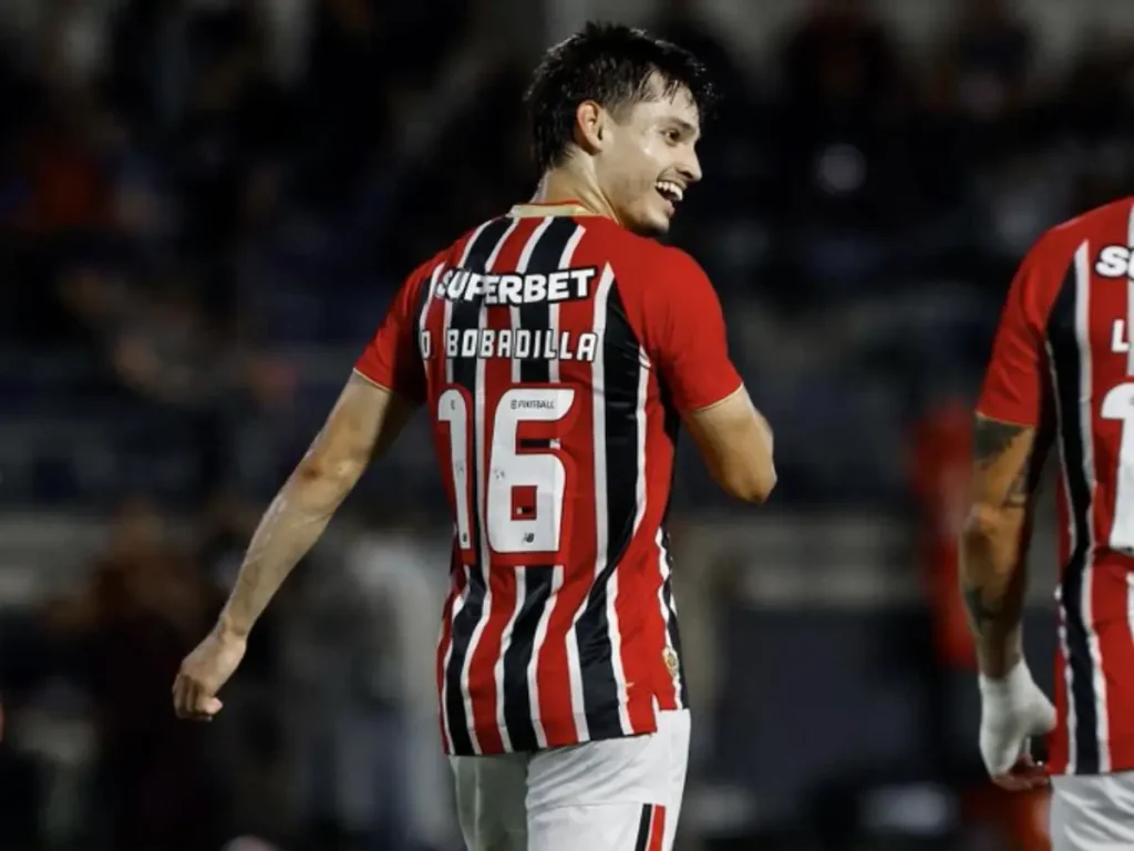Bobadilla marca o primeiro gol na vitória do São Paulo, por 2 a 1, sobre o Bragantino, que garantiu a classificação do Tricolor para a semifinal do Paulistão